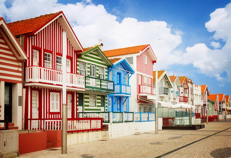 Die bunten Strandhütten von Costa Nova